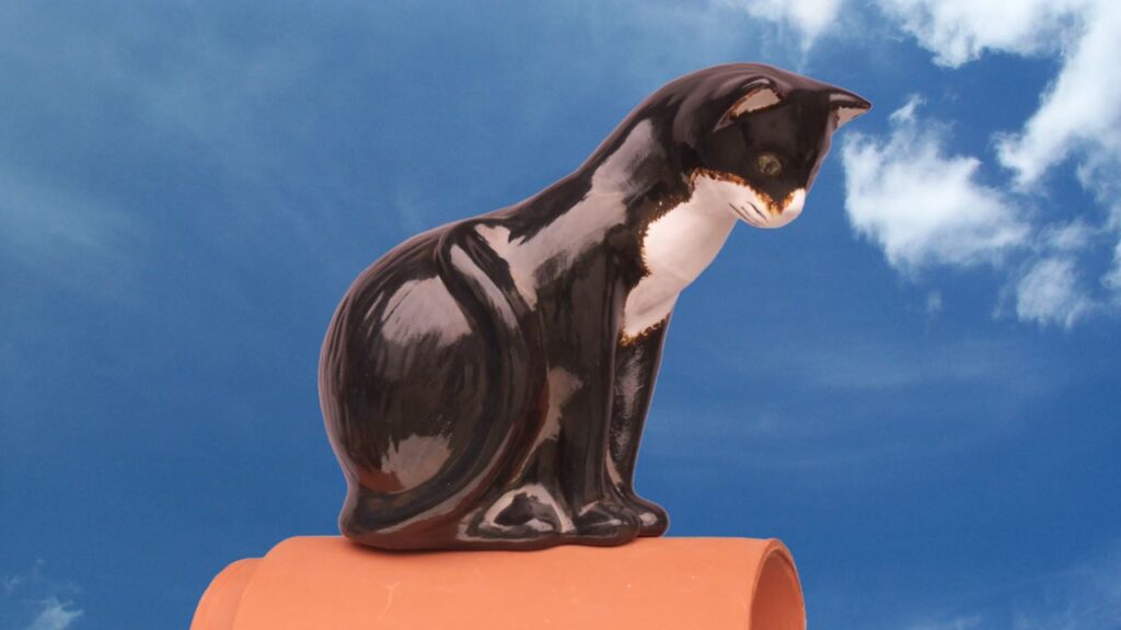 Katze schwarz-weiss glasiert