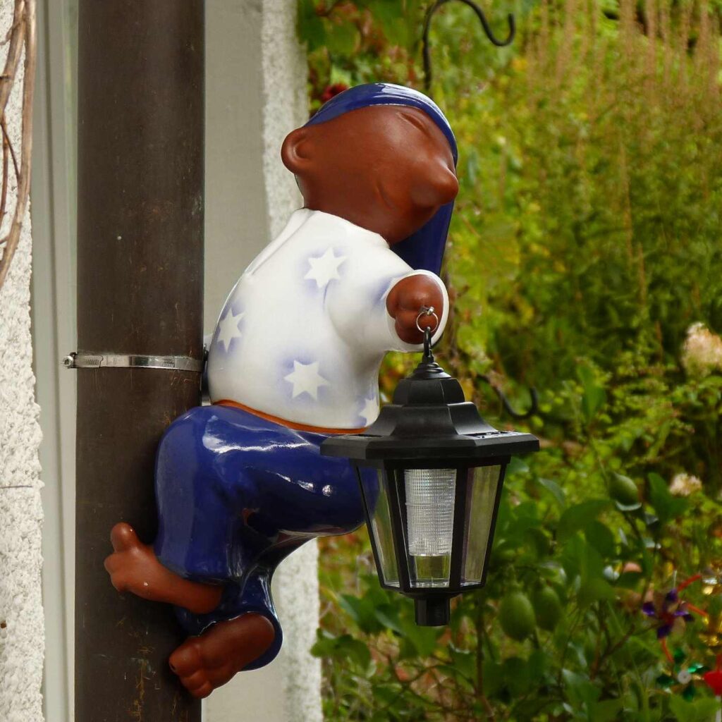 Dachfigur Rinnenfigur Constantin mit Laterne auf dem Fallrohr