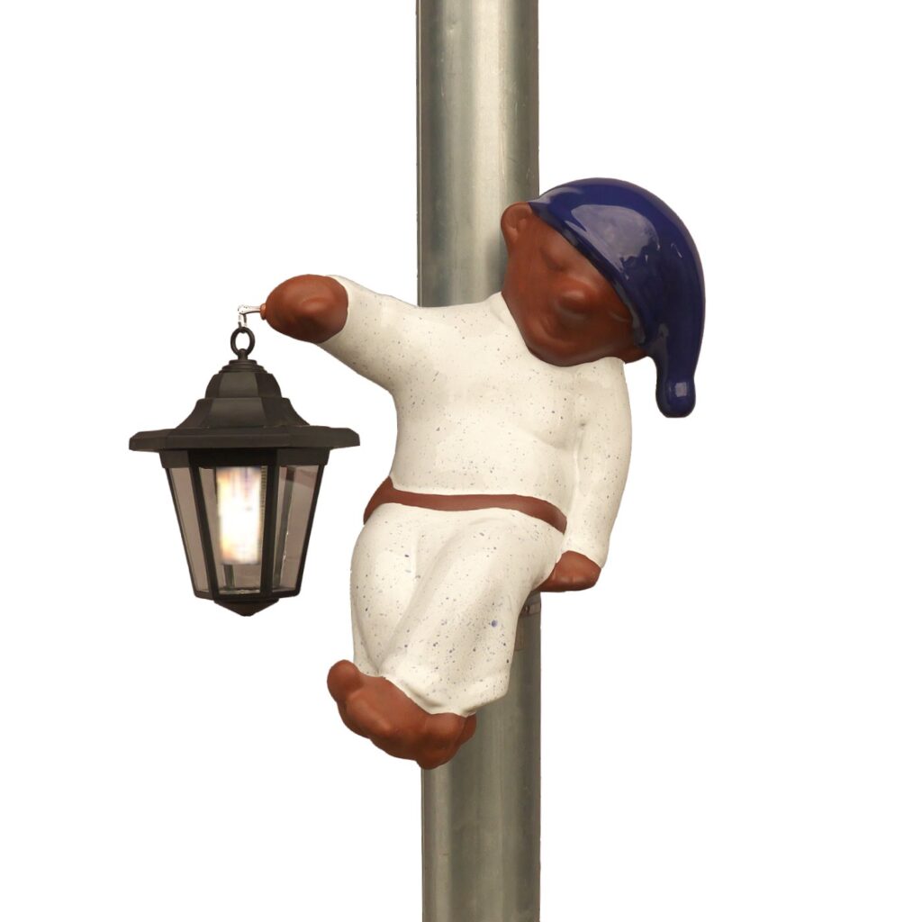 Samuel als Fallrohrfigur mit Laterne