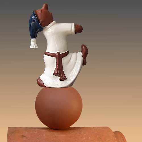 Schlafwandler Heinz im Schritt auf Kugel