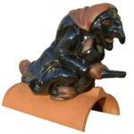 Dachschmuck-Hexe-Agnes-mit-Besen