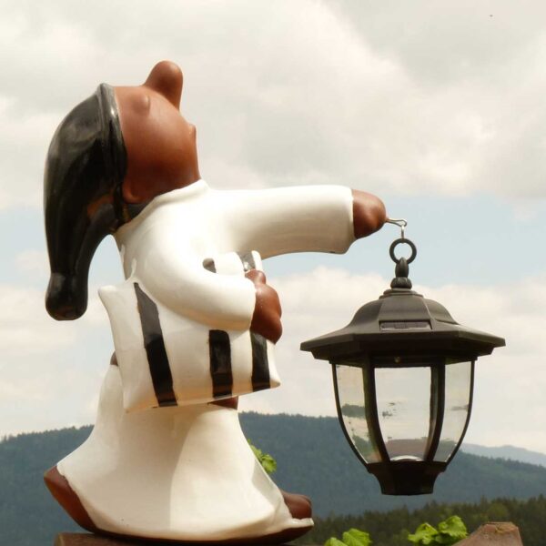 Schlafwandler-Leo-mit Kissen-schwarzweiß-glasiert