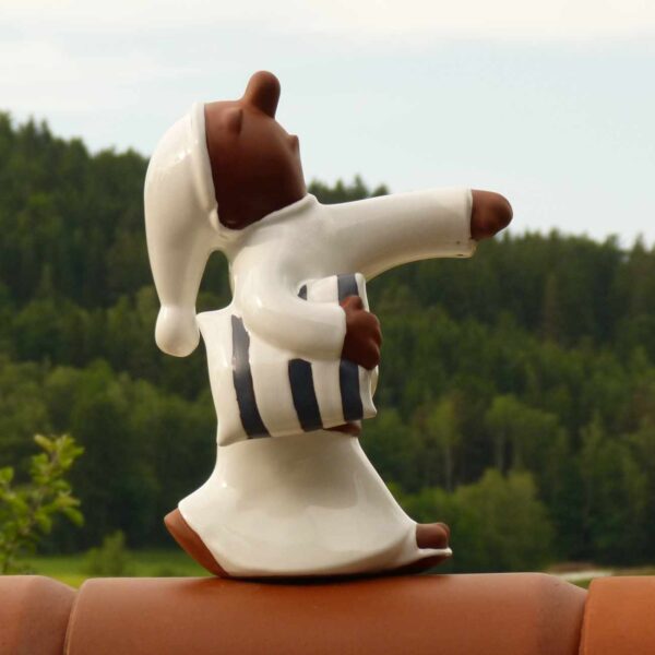 Schlafwandler-Leo-mit Kissen-weiß-glasiert